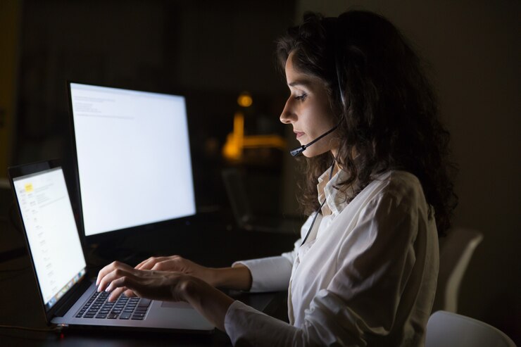 focused-businesswoman-headset-using-laptop_74855-2771